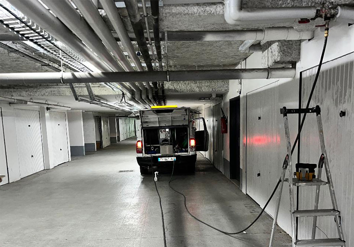 Intervention à Paris : Nicolas de Degadezo débouche une colonne de cuisine obstruée par les graisses