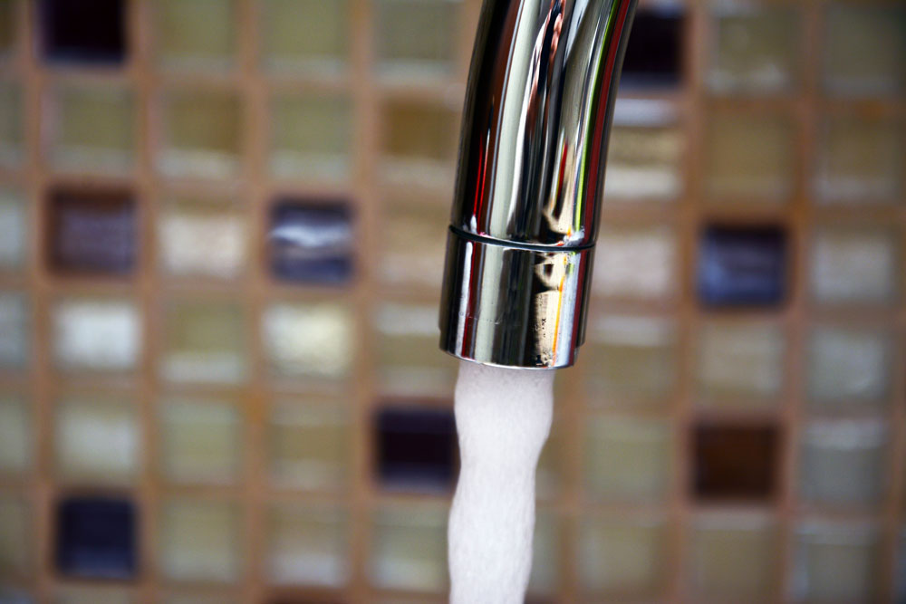 Pourquoi l’eau de votre robinet est trouble et comment résoudre le problème ?