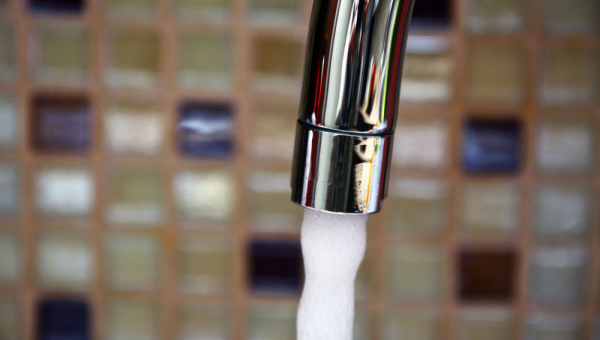 Pourquoi l’eau de votre robinet est trouble et comment résoudre le problème ?