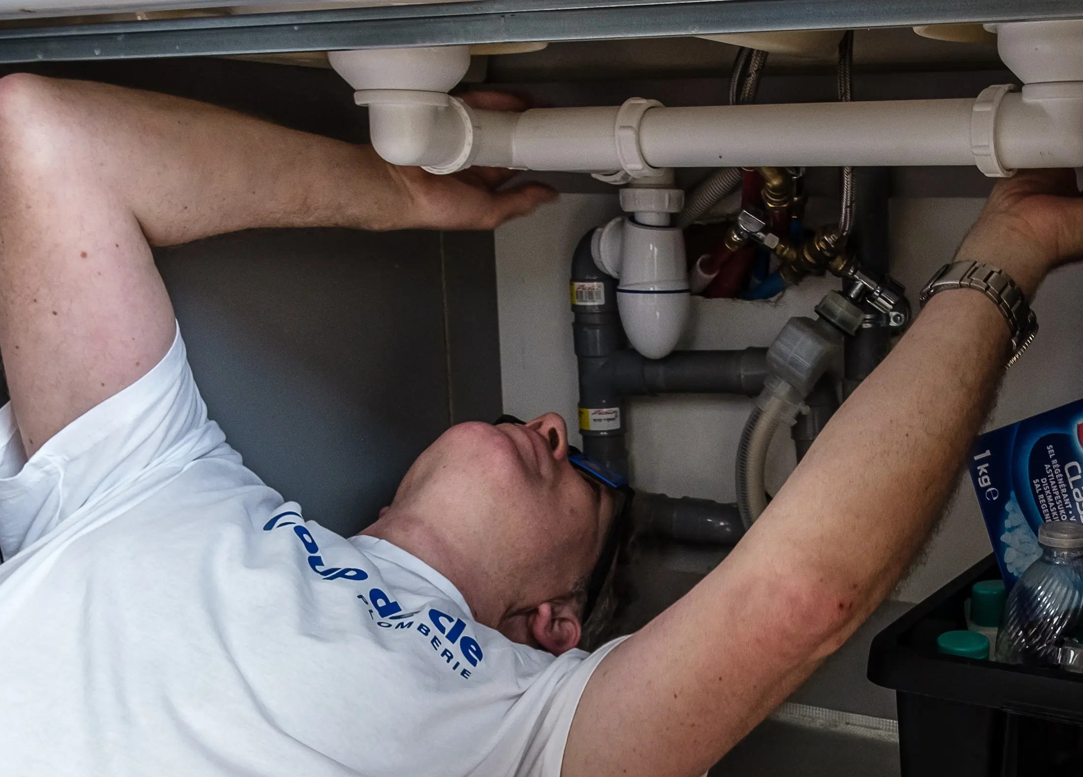 Réparation de fuite sous votre évier : les étapes à suivre et l’intervention de Degadezo