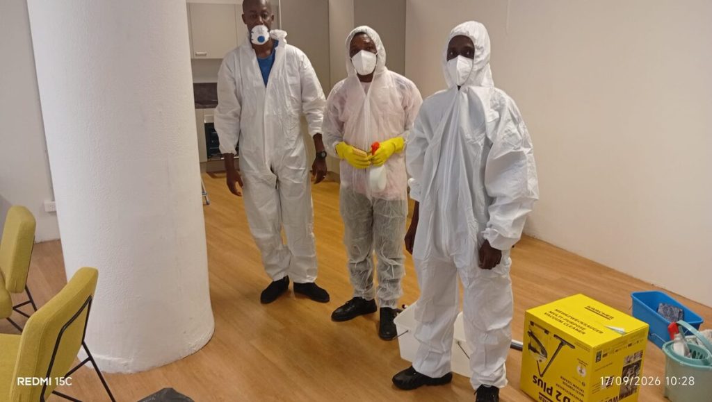 Techniciens en tenue de protection pour décontamination après eaux usées